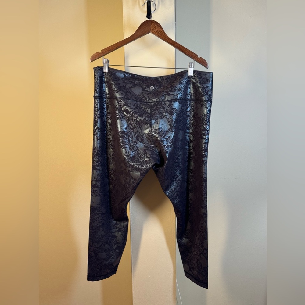 NWOT Lululemon Wunder Train High-Rise Tight Foil
Logo Flourish Black Iri… - Picture 4 of 6